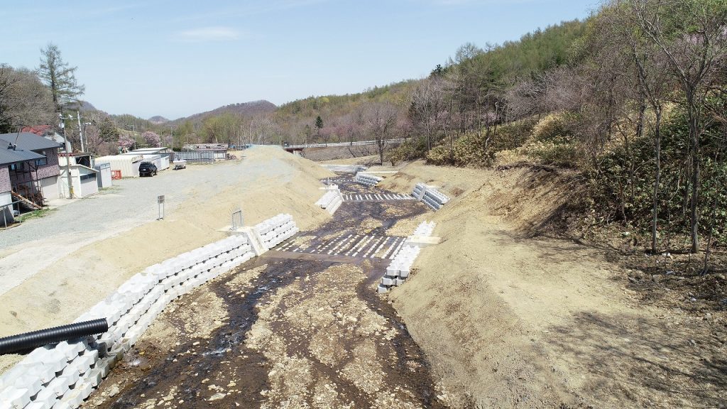 >豊平川砂防事業の内　オカバルシ川第１０号床固外工事