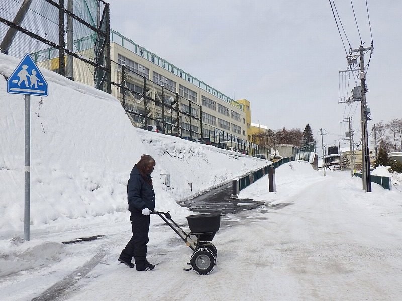 通学路安全維持（砂撒き）を行っております／東亜工業