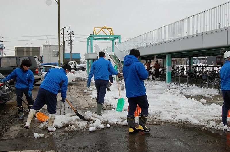 駅前駐輪場にて【雪割り・排雪】