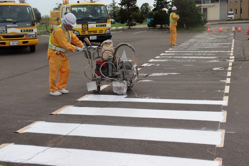 地域貢献活動を実施/新篠津温泉たっぷの湯駐車場白線引き