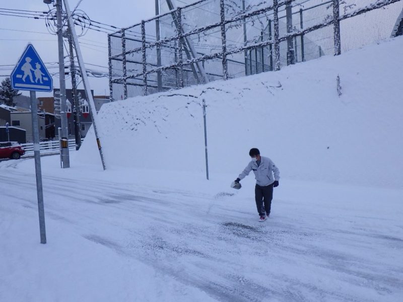 砂まきを実施いたしました。