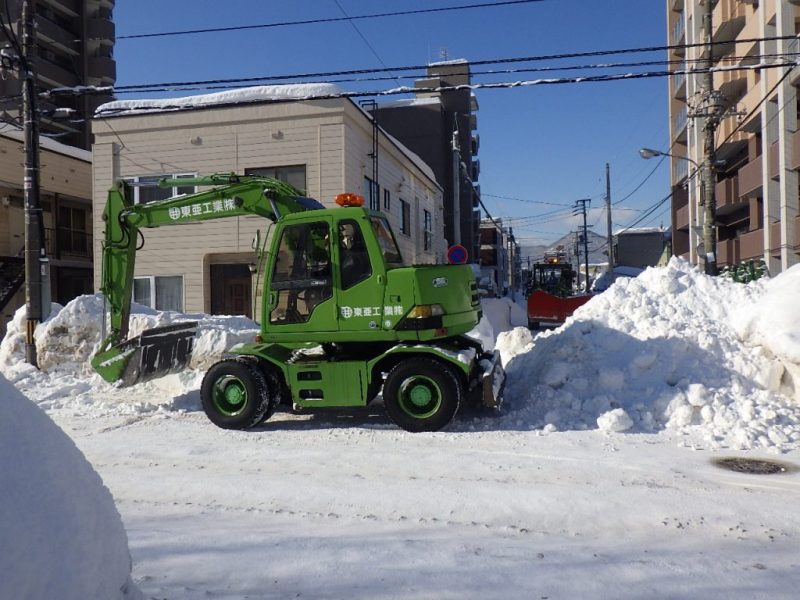 交差点排雪開始致しました。