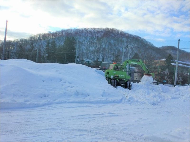 グラウンド｢雪山解体作業｣を行いました／東亜工業