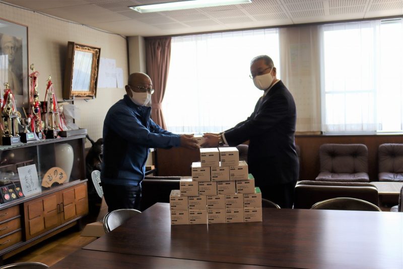 栗山小学校様へマスクの寄贈／丸庭佐藤建設