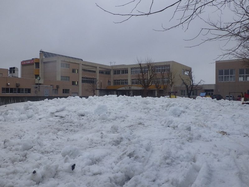 丘珠ひばり保育園様にて敷地内の雪割り作業／キース