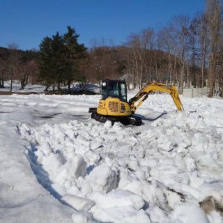 こんにちは、丸庭佐藤建設です！

この度当社は、三笠小学校様へのボランティア活動を行いました。

今回は3/21に雪解けを促進し、早期にグラウンドでの練習開始できるようにバックホウでグラウンドの雪割を行いました。

以前より三笠小学校を練習拠点とする三笠スピリッツさんを応援してきました、
令和５年度も続けて応援していくつもりです。

一日でも早く土の上で練習してもらいたいですね！⚾

#岸本グループ　#岸本組　#丸庭佐藤建設　#キース#東亜工業#KISHIMOTO #KISHIMOTOGROUP #北海道　#HOKKAIDO #空知 #南空知 #美唄　#美唄市　#建設　#建設業　#建設会社　#土木　#土木工事　#土木女子　#女性土木技術者　#ドボジョ　#仕事　#現場　#建設現場　#施工管理　#安全第一　#インフラ　#地域貢献　#社会貢献
