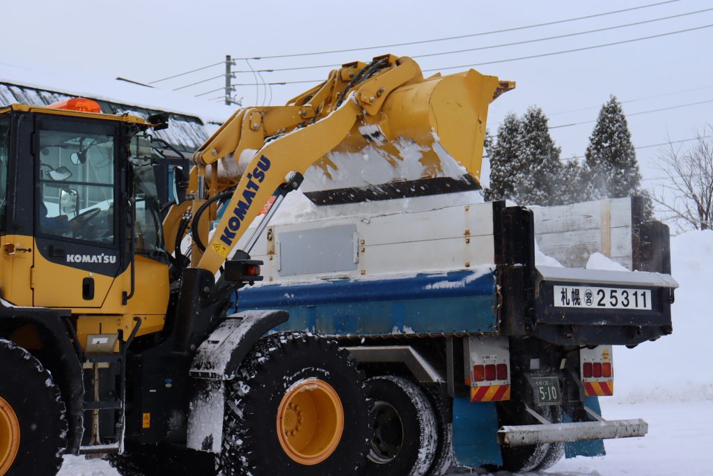 萱野中学校様にて敷地内の排雪作業を行いました！／岸本組