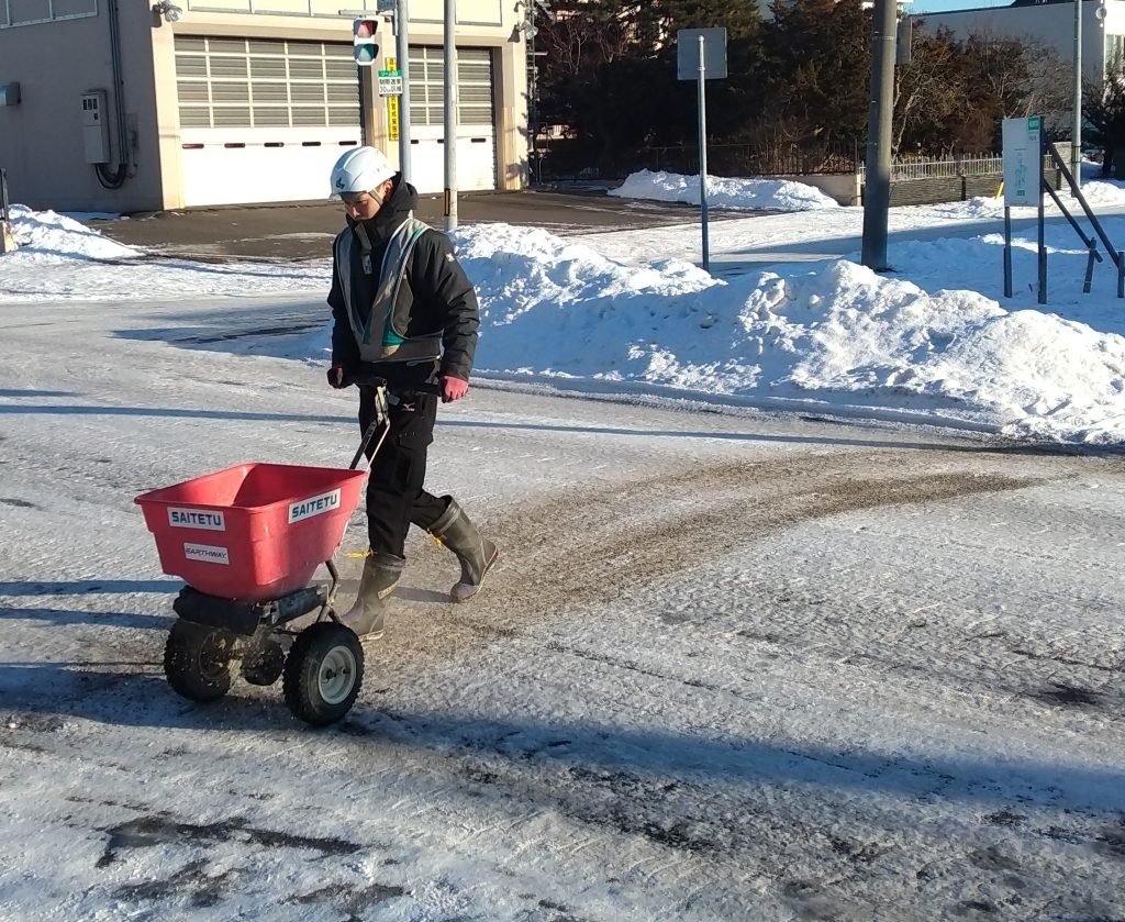 滑り止め材の散布ボランティア