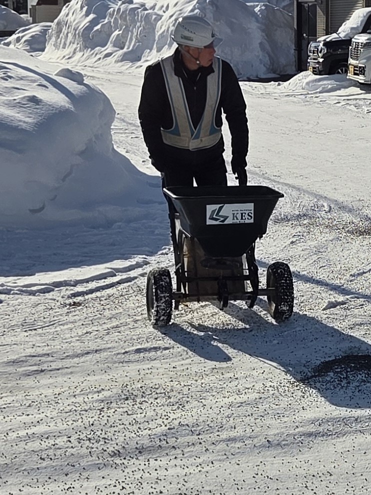 滑り止め材の散布ボランティア２